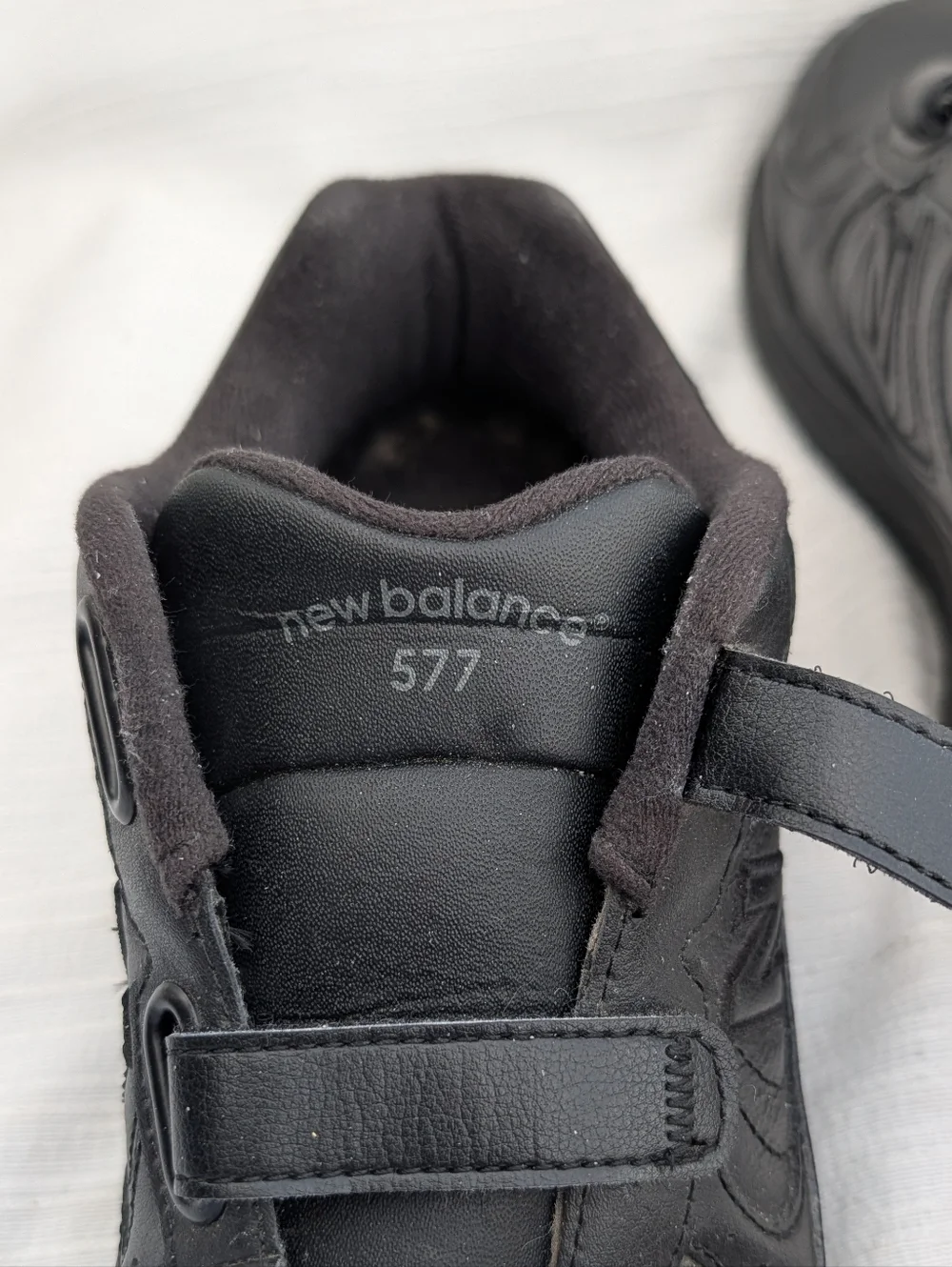 New Balance Mens 577 Walking Shoe, Black Size 7
